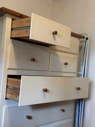 Cómoda de madera blanca y marrón