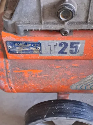 Compresor de aire naranja