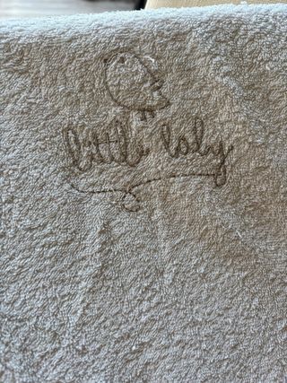 Cambiador de bebé beige y blanco marca Petit Praia