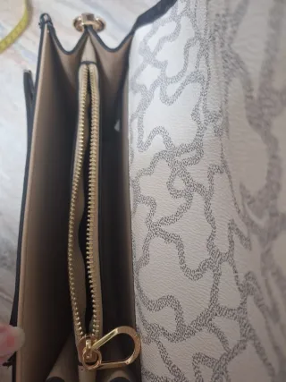 Bolso bandolera. Está prácticamente nuevo.