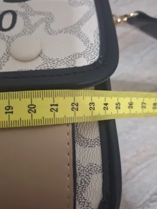 Bolso bandolera. Está prácticamente nuevo.