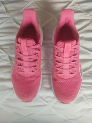 Zapatillas deportivas rosas y blancas
