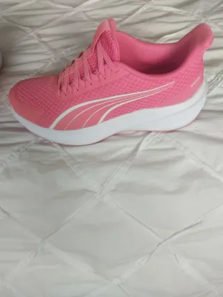 Zapatillas deportivas rosas y blancas
