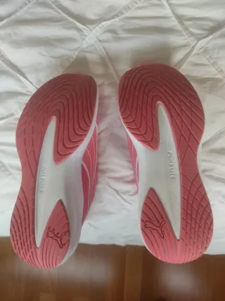 Zapatillas deportivas rosas y blancas