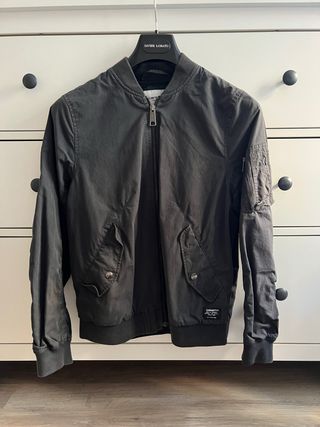 Cazadora bomber Carhartt negra