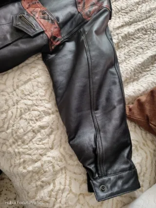 Cazadora de Piel Negra y Multicolor