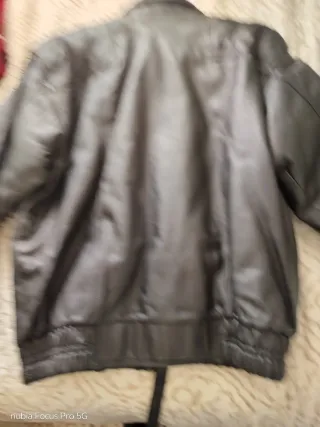 Cazadora de Piel Negra y Multicolor