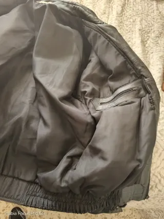 Cazadora de Piel Negra y Multicolor