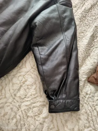 Cazadora de Piel Negra y Multicolor