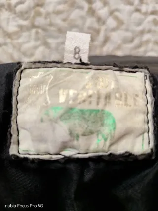 Cazadora de Piel Negra y Multicolor