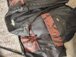 Cazadora de Piel Negra y Multicolor