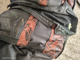 Cazadora de Piel Negra y Multicolor