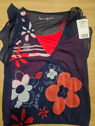 Camiseta Desigual Talla S Flores y Labios