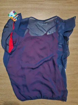 Camiseta Desigual Talla S Flores y Labios