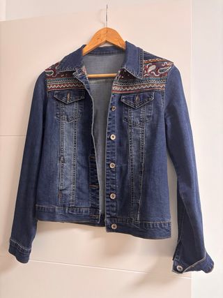 Chaqueta vaquera con bordado étnico