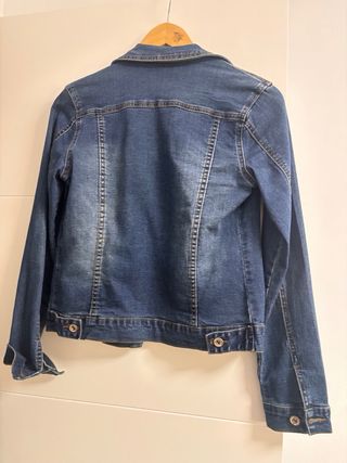 Chaqueta vaquera con bordado étnico