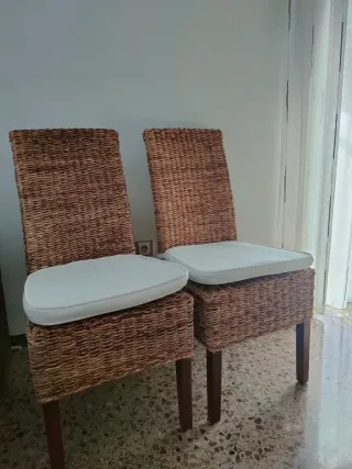 Juego de 4 sillas de comedor de ratán y sus fundas