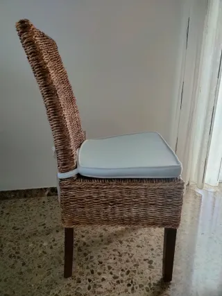 Juego de 4 sillas de comedor de ratán y sus fundas