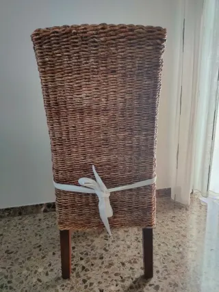 Juego de 4 sillas de comedor de ratán y sus fundas