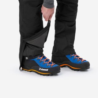 Pantalones de alpinismo y montaña con tirantes y polainas