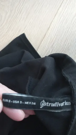 Falda negra con bolsillos de cremallera