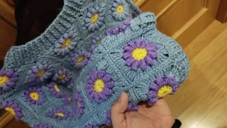 Cárdigan tejido a mano con flores