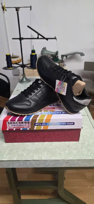 Zapatillas Skechers Negras y Plateadas