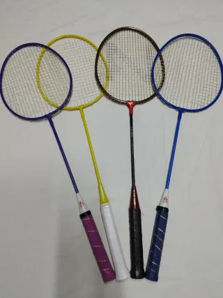 4 racchette da badminton