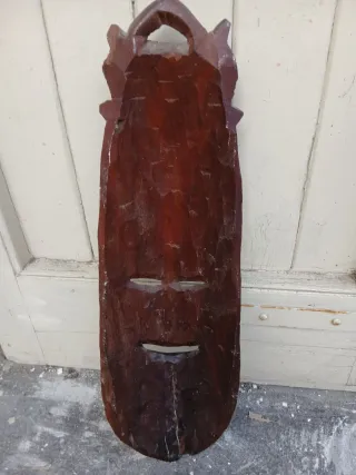 Maschera africana in legno intagliato