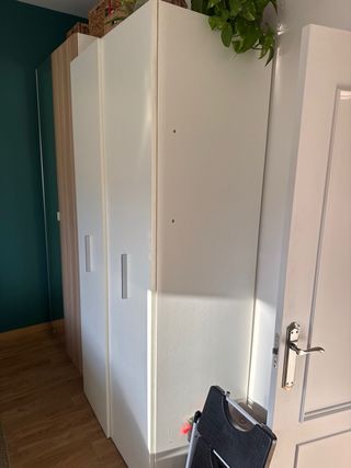 Armario blanco de madera y plástico