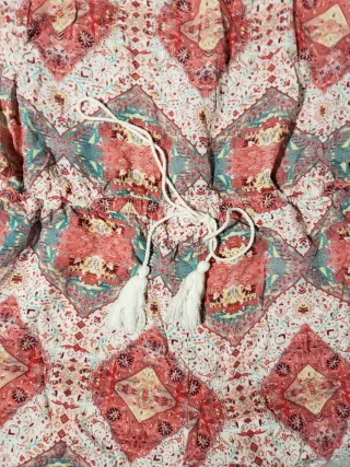 Mono corto boho-chic con madroños