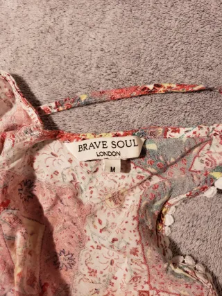 Mono corto boho-chic con madroños