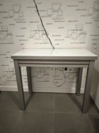 Mesa de cocina extensible gris y blanca