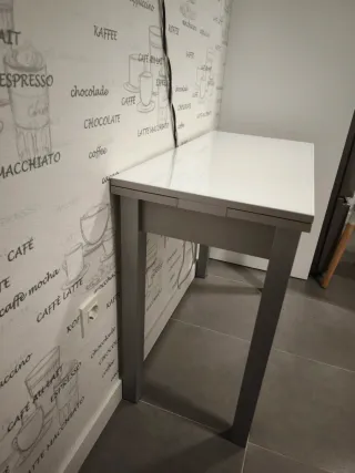 Mesa de cocina extensible gris y blanca