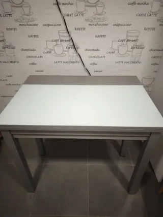 Mesa de cocina extensible gris y blanca