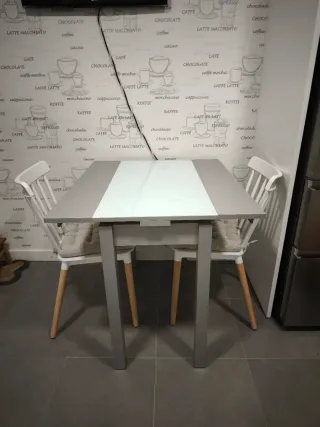 Mesa de cocina extensible gris y blanca