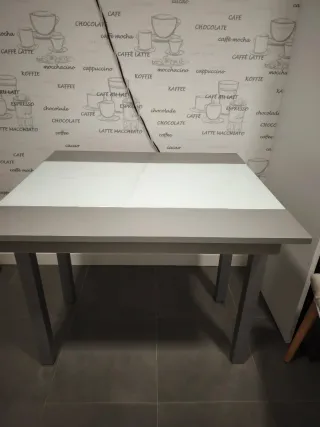 Mesa de cocina extensible gris y blanca