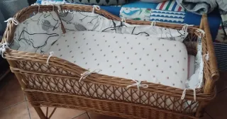 Cuna de ratán/mimbre con ruedas + colchón nuevo
