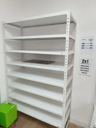 Estanterías blancas metálicas