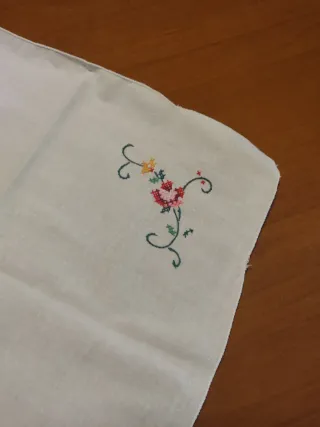 Tovaglietta ricamata con 4 tovaglioli