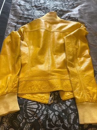 Chaqueta de cuero amarilla estilo bomber