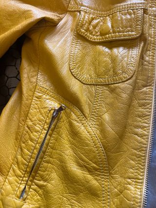 Chaqueta de cuero amarilla estilo bomber