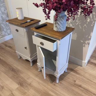 Mesitas de noche de madera restauradas