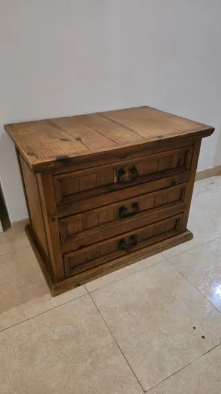 Mueble de madera maciza