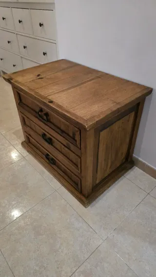 Mueble de madera maciza
