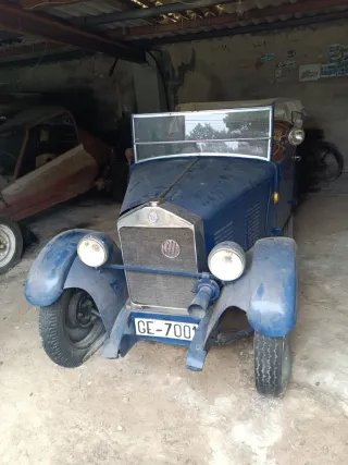 Coche clasico azul mathis