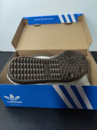 Adidas color brillo plata y blanco talla 38