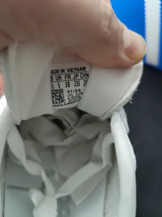 Adidas color brillo plata y blanco talla 38