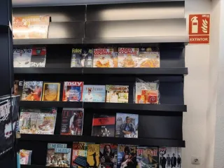 Expositor Revistas Libros Negro