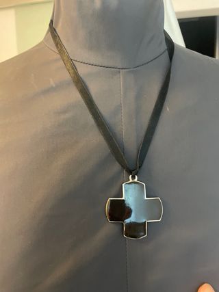 Colgante Cruz Negro y Plateado